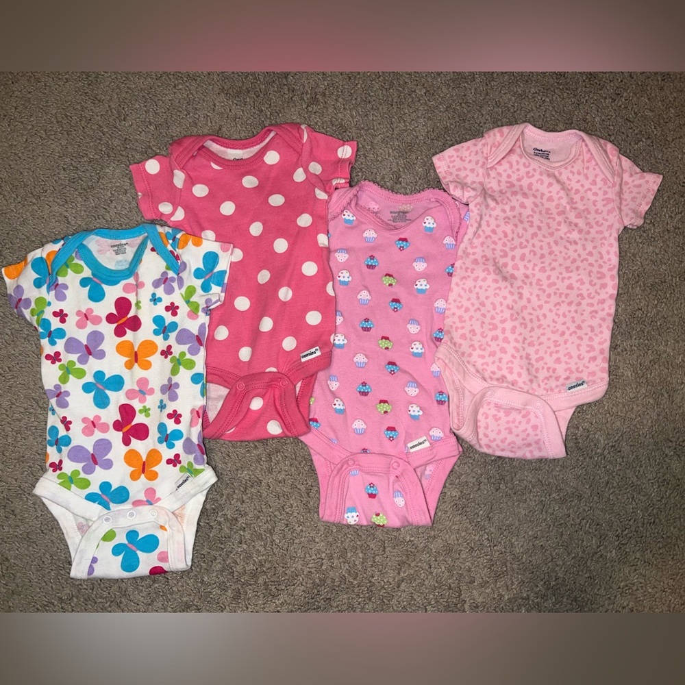 Gerber/Onesies- bundle of four